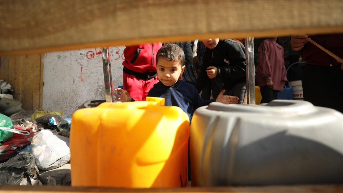 İsrail, Gazze’de su dağıtım noktasına saldırdı: 10 ölü