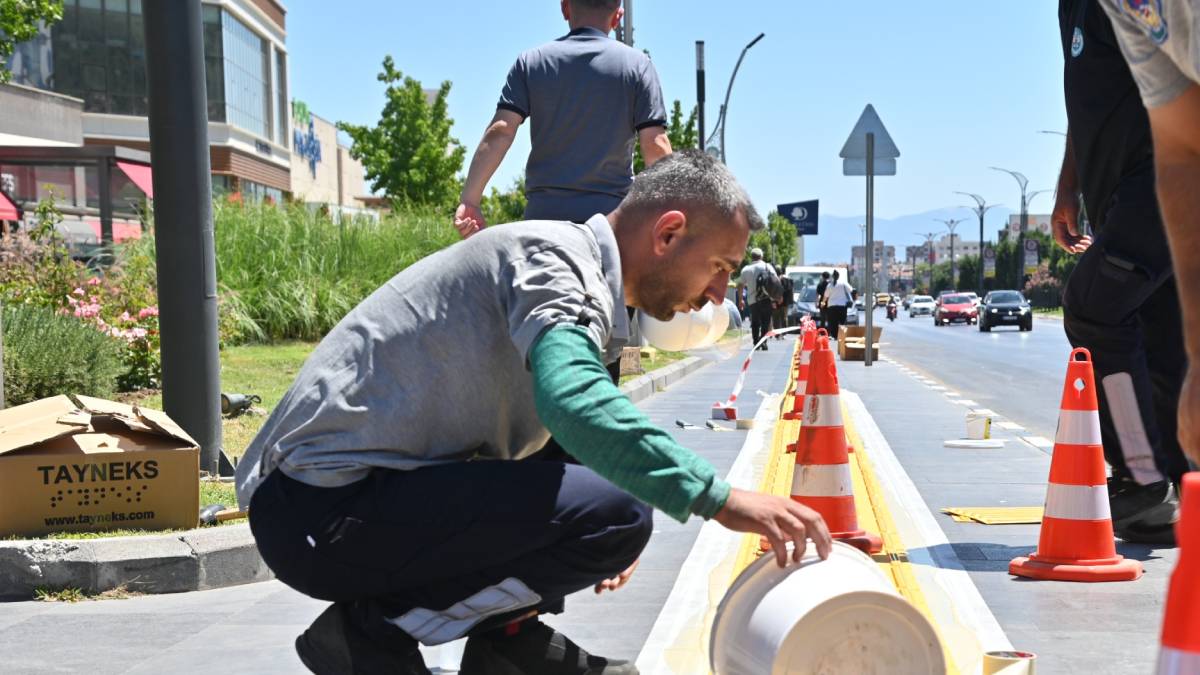 Görme engelliler için hissedilebilir zemin uygulaması sürüyor