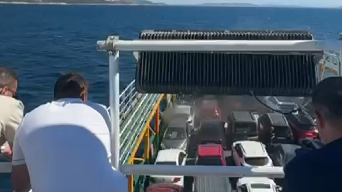 Marmara Adası açıklarındaki feribotun makine dairesinde yangın