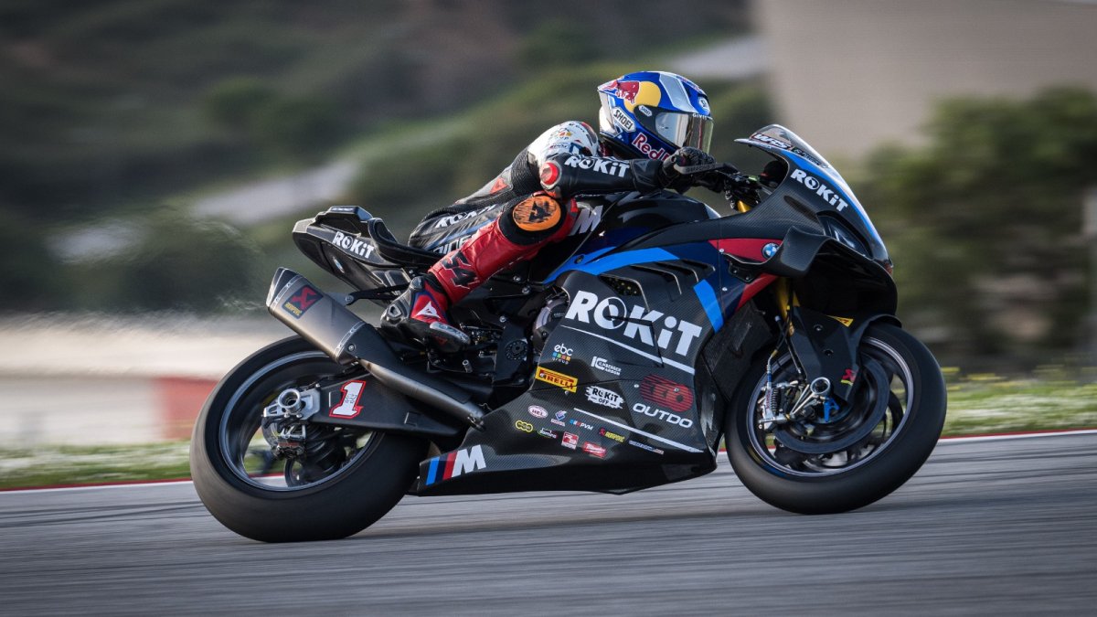 Toprak Razgatlıoğlu’ndan İngiltere’de tarihi zafer: Genel klasmanda liderliğe yükseldi