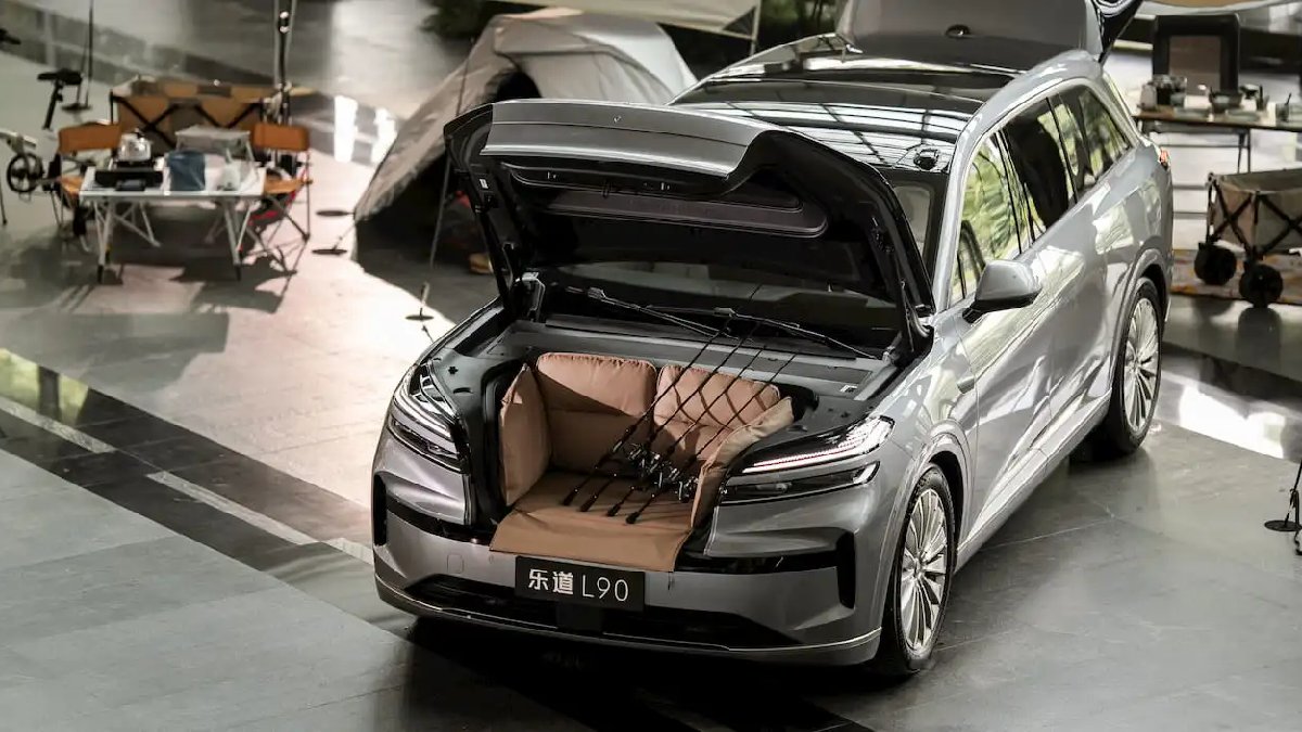 Bu kaza değil, infaz! 5 tonluk kamyon çarptı, 8 metrelik uçuruma attılar: Çinli SUV'dan sağ çıktı!