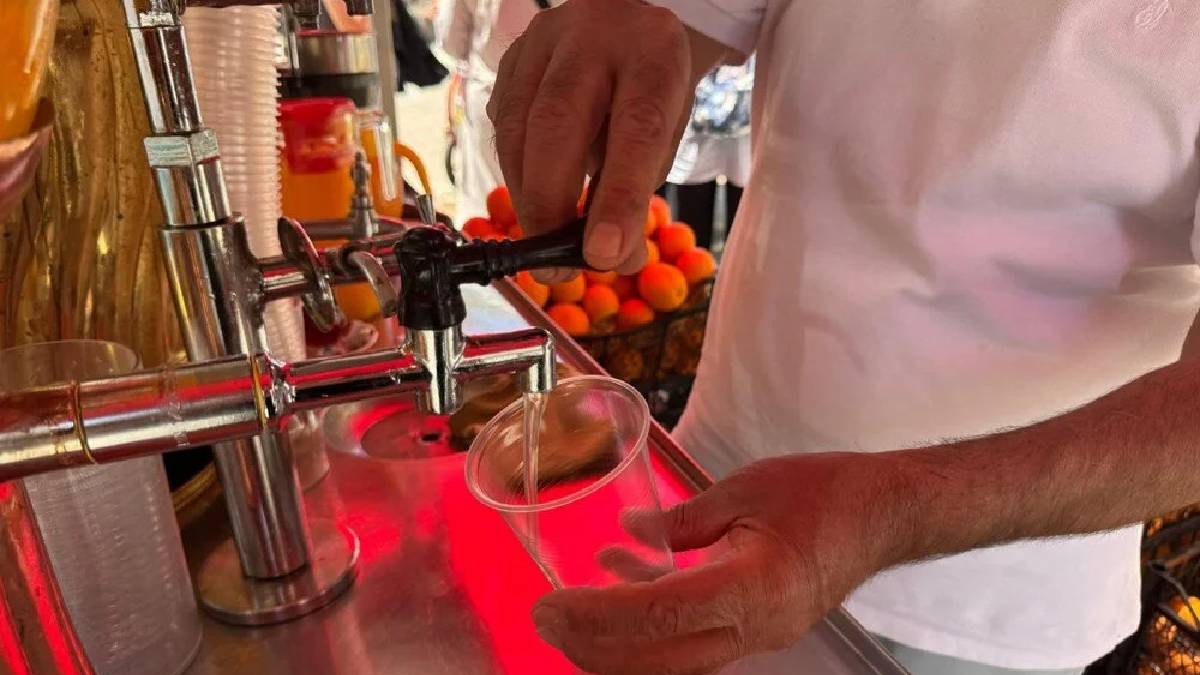 Cafede 100 TL, onlarda 30 TL! Yazın serinletiyor, bardak bardak içiliyor: Turist yoğunluğu da satışları artırıyor