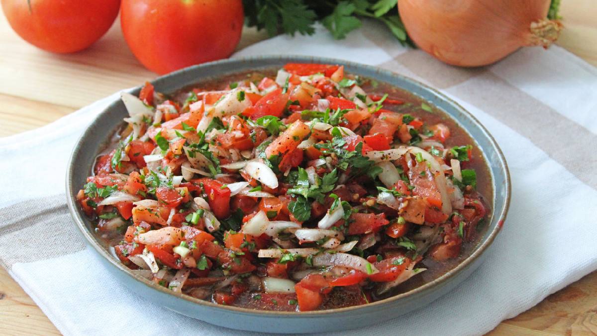 Yazın mangalın yanında olmazsa olmaz! Kebapçılar yapıyor, herkes bayılıyor: İşte kebapçı salatası tarifi!