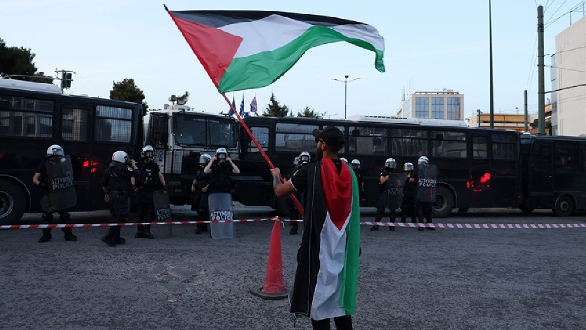 Yunanistan'da liman işçileri, İsrail'e demir çelik götürecek gemiyi protesto etti