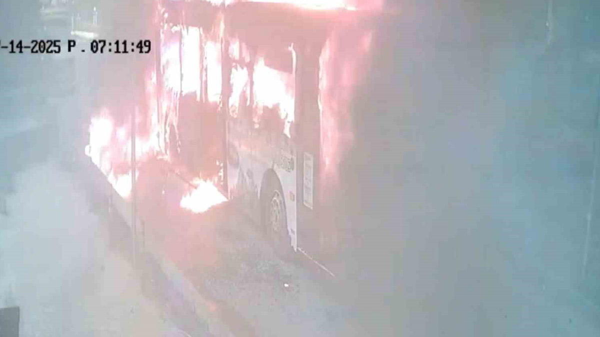 Yolcu almak için duran belediye otobüsü alev aldı