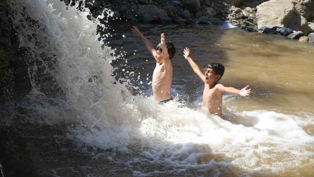 Çocukların sıcaklara baş etme yöntemi! Muş'ta doğal havuz yaptılar: Brandadan havuz, taştan duvar