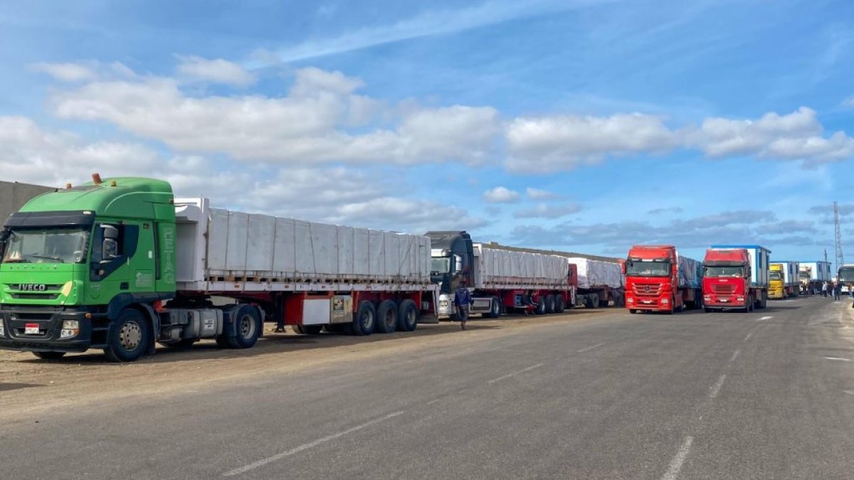 Ürdün'den yola çıkan yardım konvoyuna saldırdılar: Onlarca tır yolda kaldı