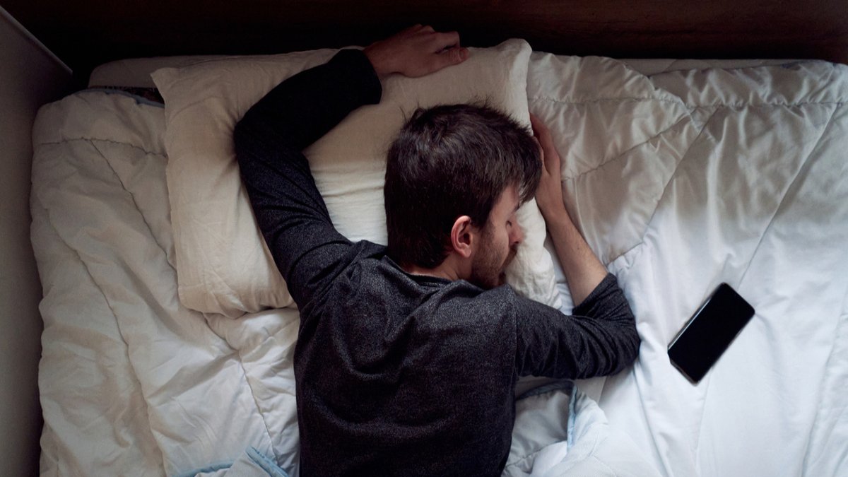 Telefonunuzu gece yastık altına koyuyorsanız dikkat! Uzmanlar bu hatanın altını çiziyor: Hem size hem telefonunuza zarar