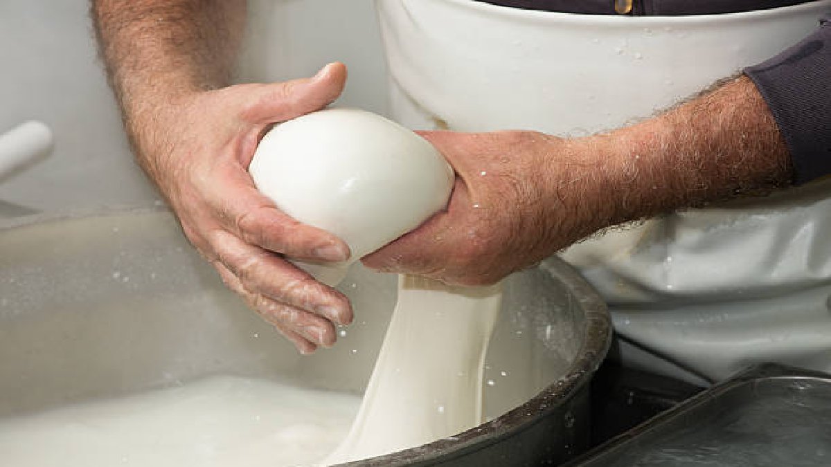 Markette kilosu 1200 lira: Sütün içine 1 kaşık ekleyince evde neredeyse bedava yapılıyor