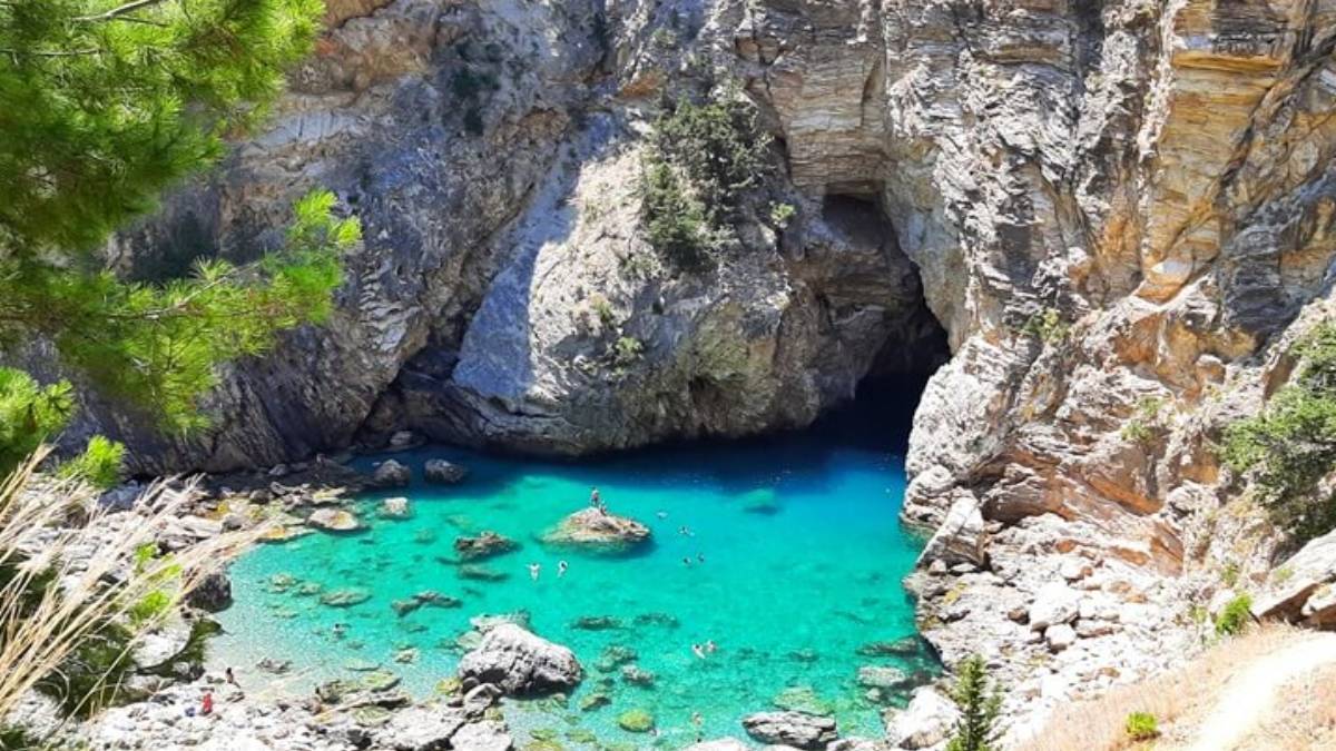 Burayı görenler Muğla sanıyor! Kralların yüzdüğü koy, berrak deniziyle saklı bir cennet: İçine giren çıkmak istemiyor