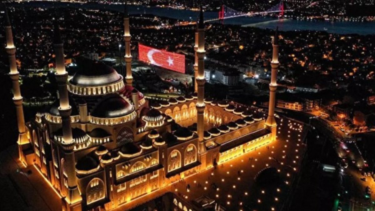 15 Temmuz'un yıldönümünde tüm camilerden sela sesleri yükseldi