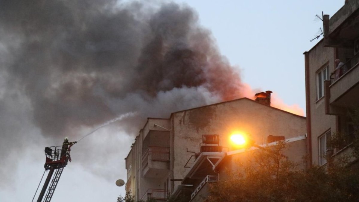 Pamukkale’de korkutan yangın: 7 katlı binanın çatısı alev aldı