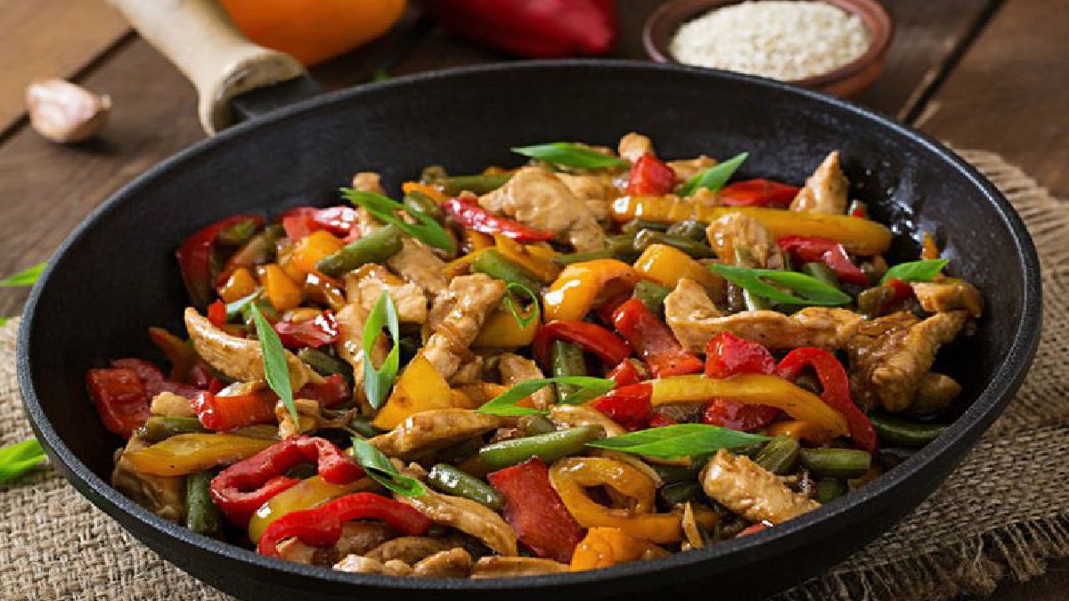 Akşam yemeğinin kurtarıcı tarifi! Yanında ister pilav tüketin isterseniz de makarna! İşte tavuk sote tarifi…