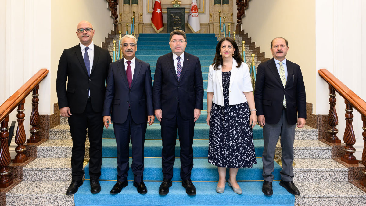 DEM Parti görüşmesi sonrası bakan Tunç'tan açıklama: Terörsüz Türkiye hedefiyle Türkiye Yüzyılı’nı birlikte inşa edeceğiz