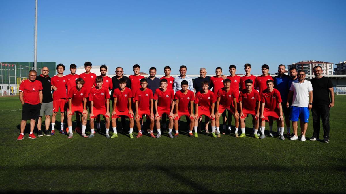 Çorlu Belediye Başkanı Sarıkurt'tan ÇBFK U-17'ye moral ziyareti