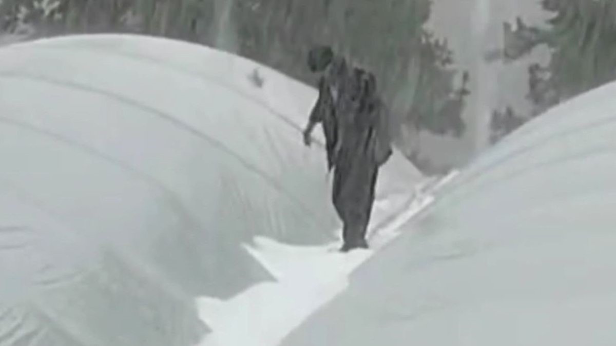 Meteoroloji uyarmıştı! Mersin bir anda beyaza döndü: Doluyu temizlemek için kürekle çıktı