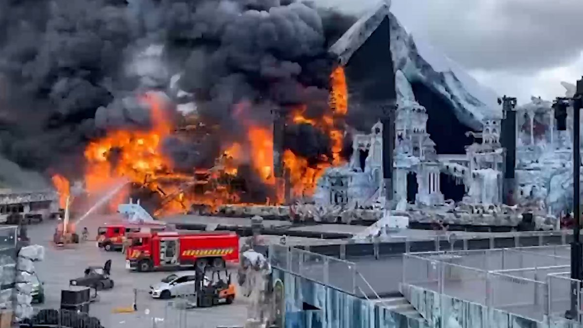 Organizatörler ‘İptal etmeyeceğiz’ diyor: Tomorrowland’in ana sahnesi festivalden önce kül oldu