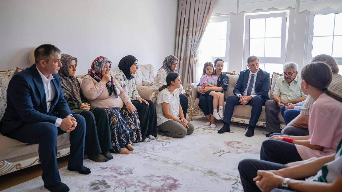 Başkan Tugay yangın şehidi İbrahim Demir’in ailesini ziyaret etti