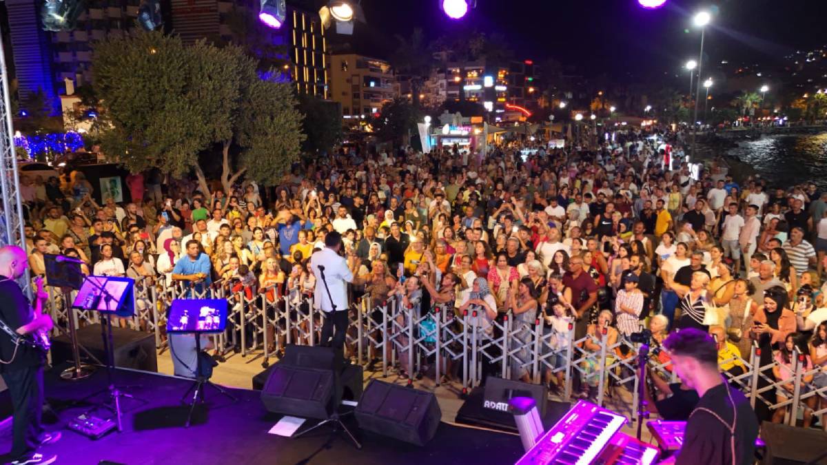 Başkan Çerçioğlu’ndan Kuşadası’nda müzik dolu gece