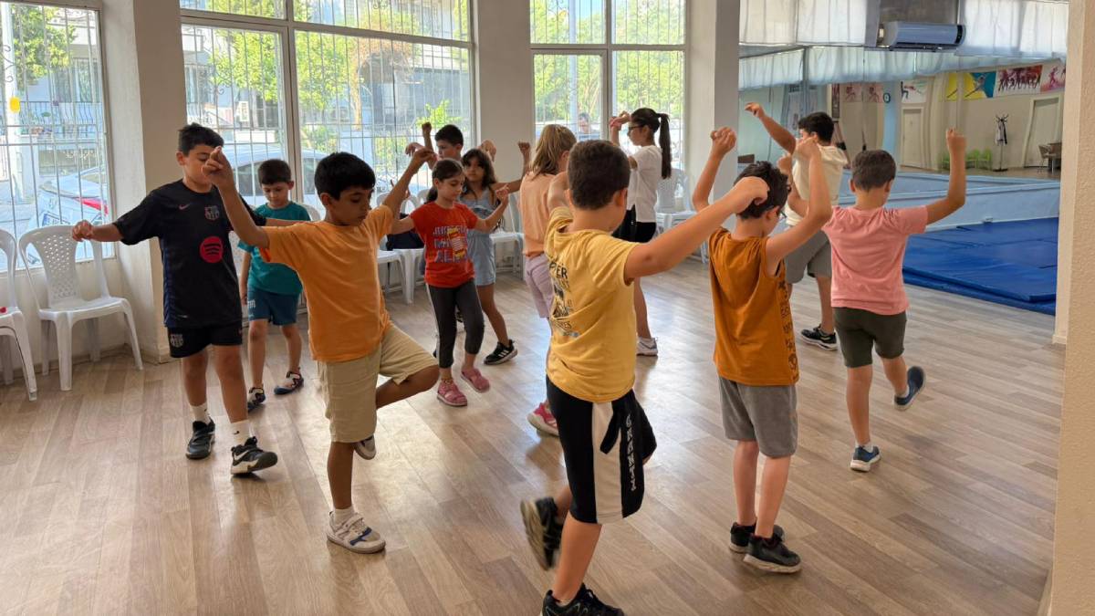 Efeler'in çocukları Başkan Yetişkin'le mutlu