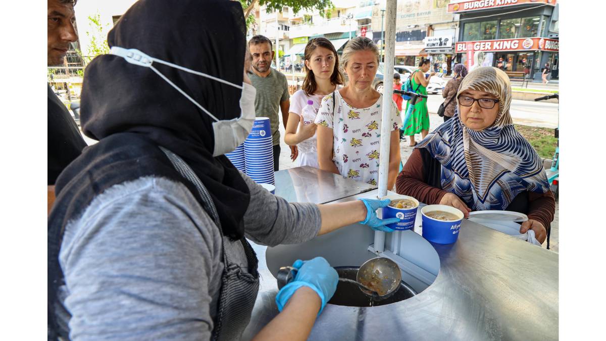 Antalya Büyükşehir Belediyesi’nin geleneksel aşure ikramları devam ediyor