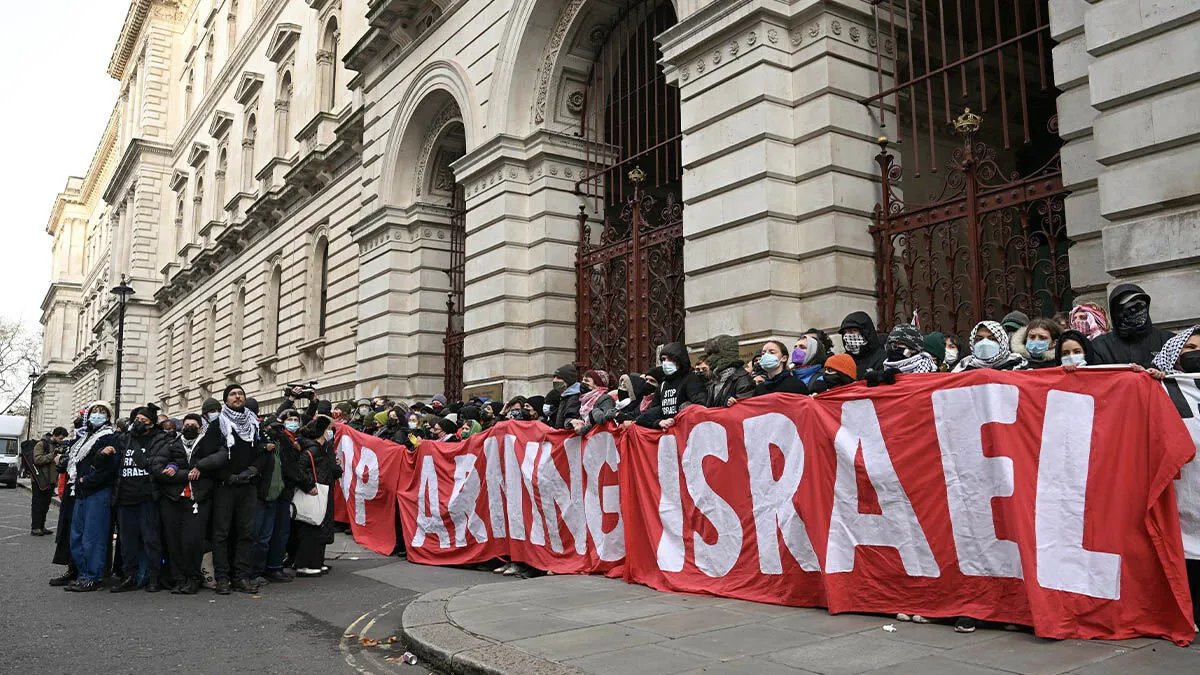 Filistin bayrağı taşıyan gösterici terörle suçlandı