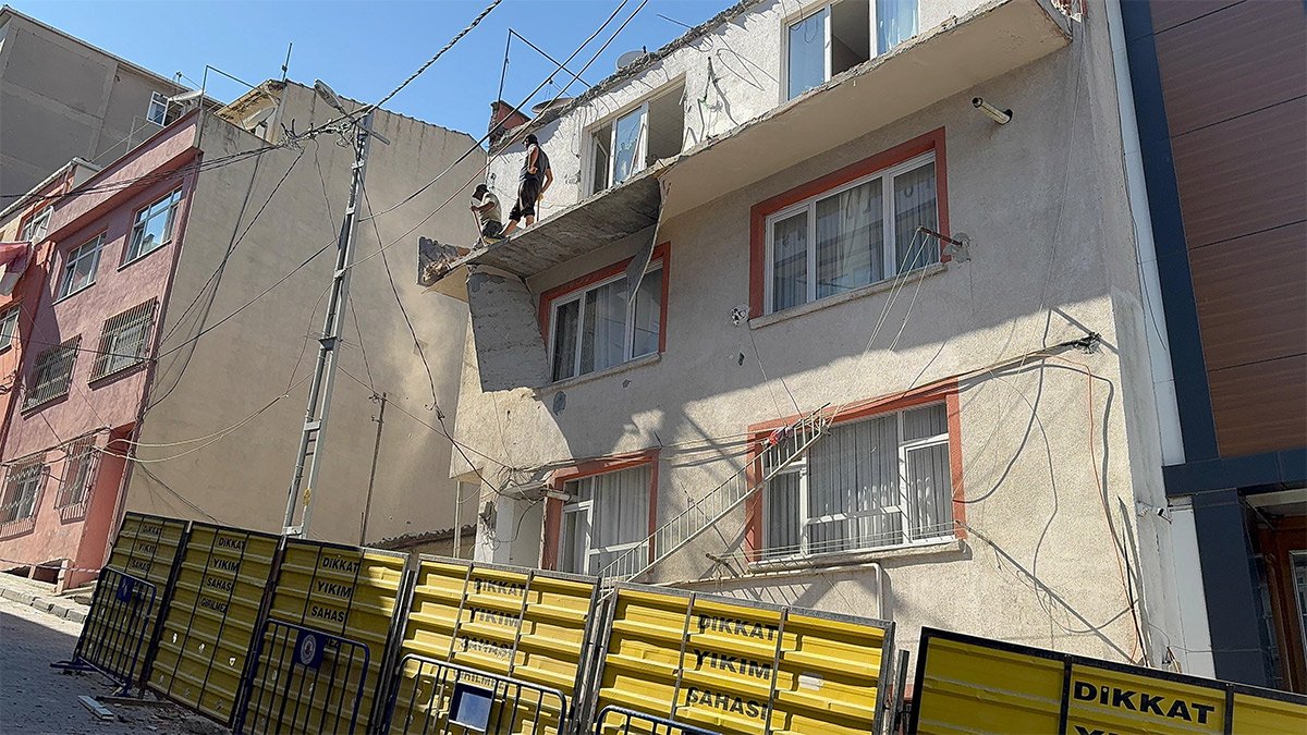 Kağıthane’de balkon çöktü, bina boşaltıldı