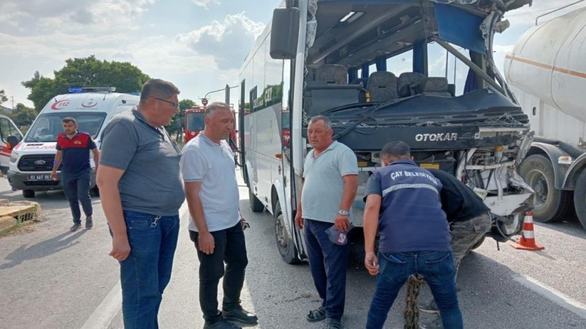 Afyonkarahisar’da midibüs kamyonla çarpıştı: 7 kişi hastaneye kaldırıldı