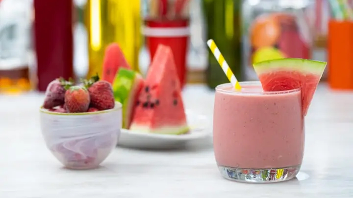 Yaz sıcağını unutturacak tarif! Evde 5 dakikada hazırlanan karpuzlu milkshake ile serinliğin tadını çıkarın