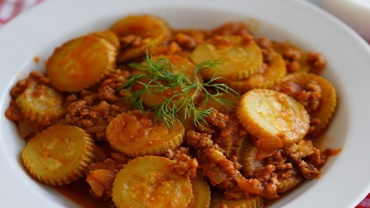 Her hali başka bir lezzet! Sade sevmeyenler bir de kıymalı denesin! İşte Kıymalı kabak yemeği tarifi…