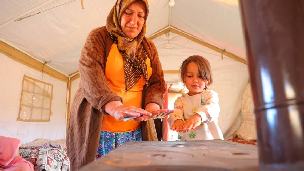 Kavurucu sıcakta herkesin hayalini yaşıyorlar! Biz yanıyoruz, bu aile donuyor: Yazın ortasında soba yakarak ısınıyorlar