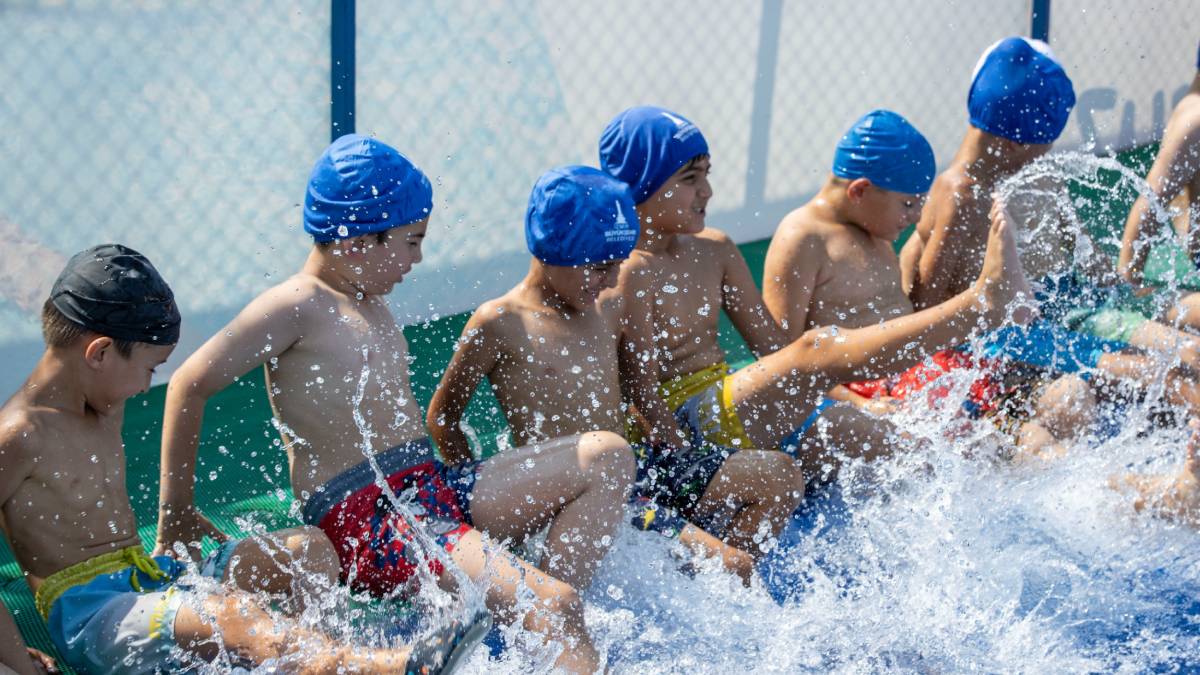 Mahalleye havuz geldi, çocuklar bayram etti