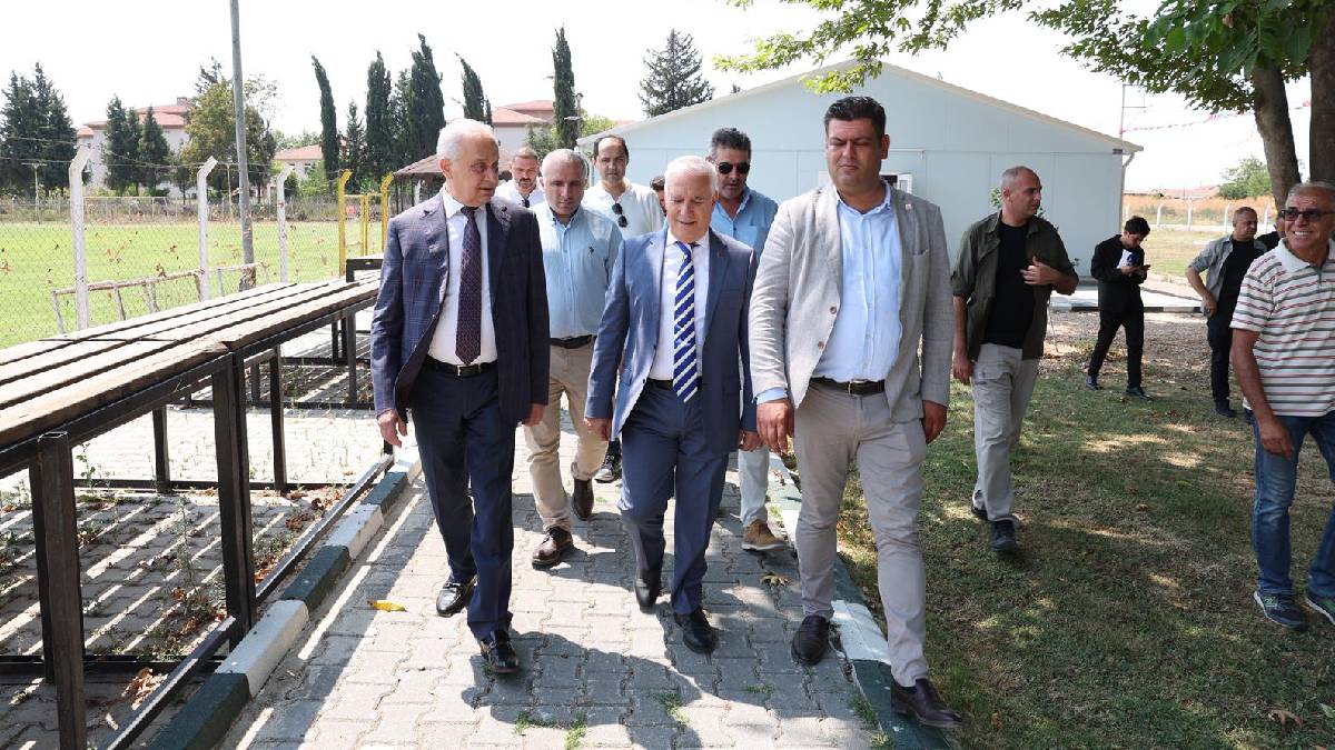 Büyükşehir, Mustafakemalpaşa İlçe Stadı’nı sil baştan yeniledi