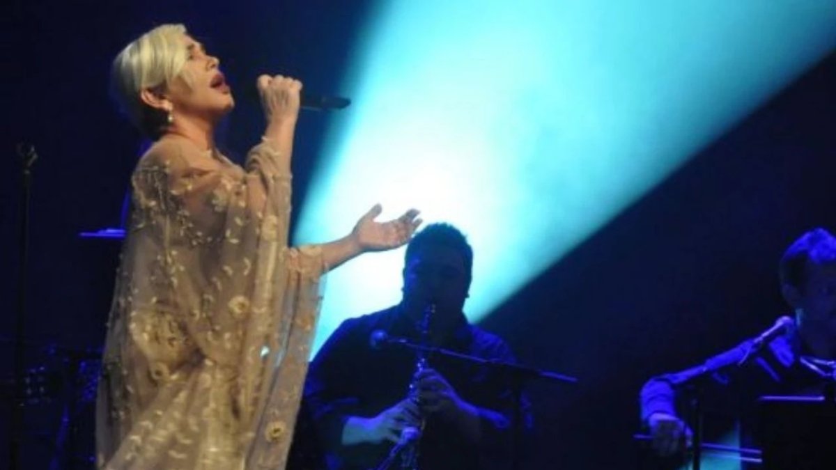 Sezen Aksu'dan 8 yıl sonra geri dönüş: “Linç” şarkısıyla listeleri salladı