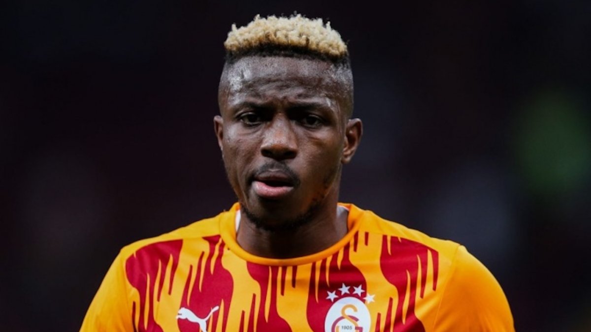 Victor Osimhen'e çirkin saldırı! Napoli taraftarından hakaret dolu pankart