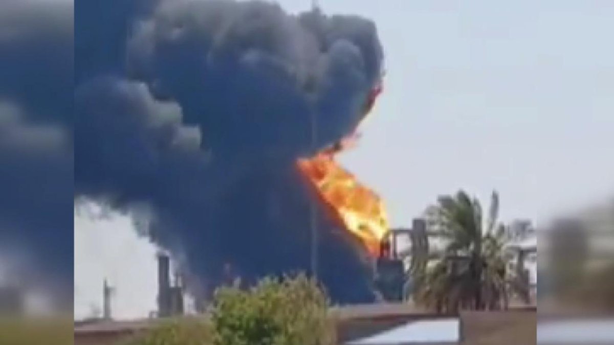 Rafinerideki yangın can aldı: İran’da dumanlar gökyüzünü kapladı