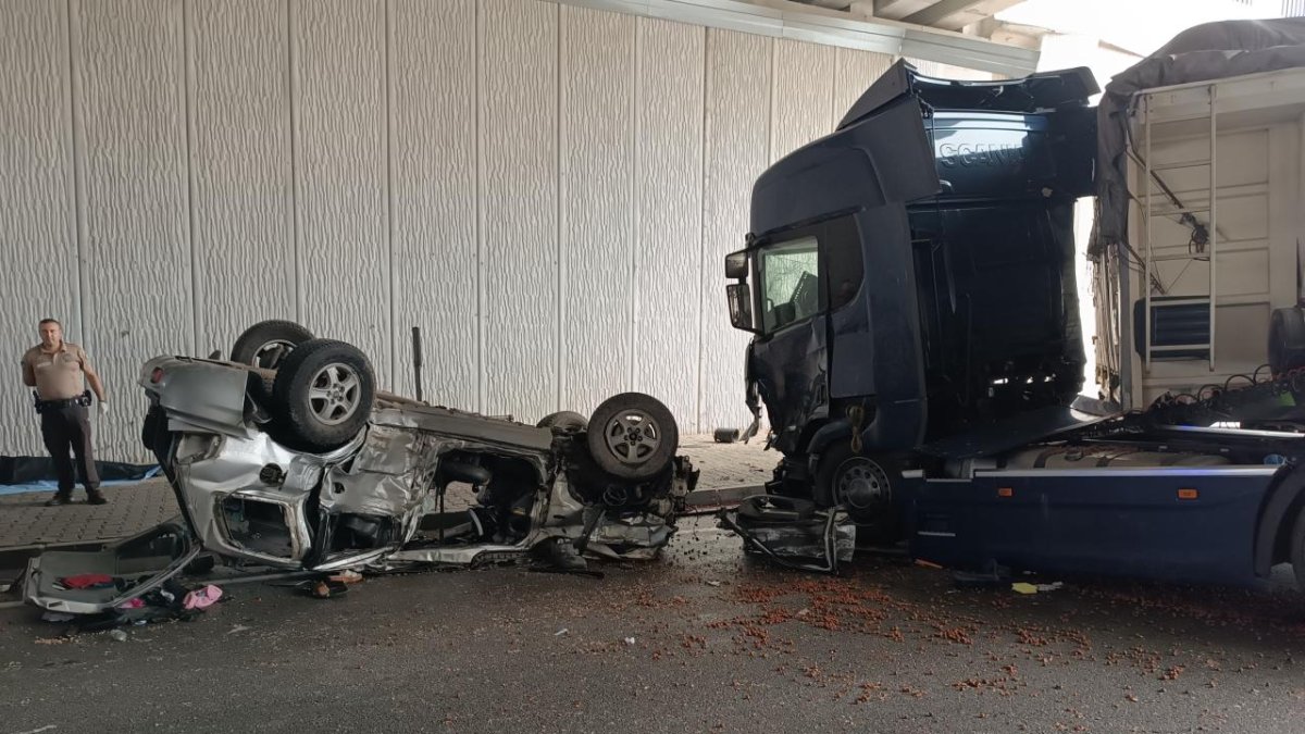 Kastamonu'da tır ile otomobil çarpıştı: 3 ölü, 5 yaralı