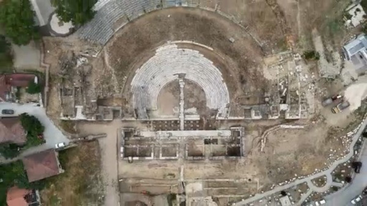 Kazdıkça tarih fışkırıyor! Antik tiyatro kazılarında erken Bizans yapıları