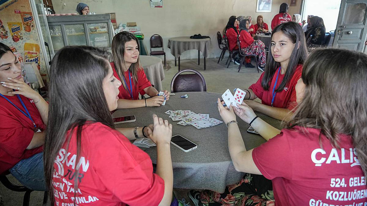 Erkeklere sokağa çıkma yasağı: Kadınlar yönetimi ele geçirdi! Kahvehaneler bile onlara emanet