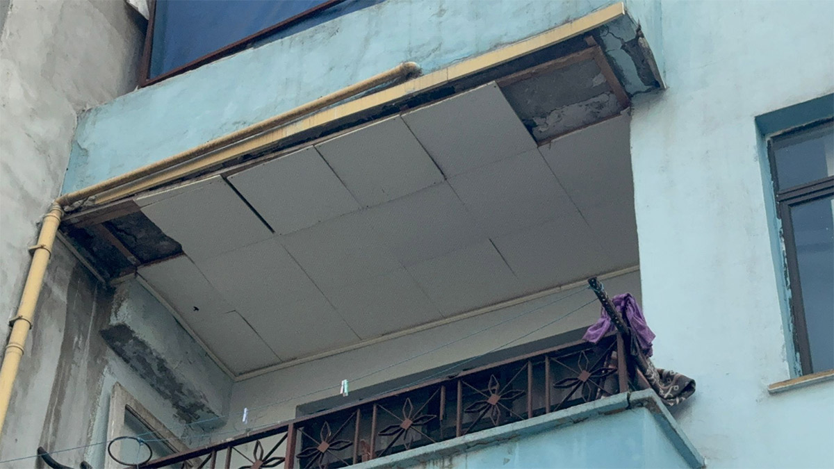 Küçükçekmece'de korkutan olay! Bir binanın balkonu çöktü