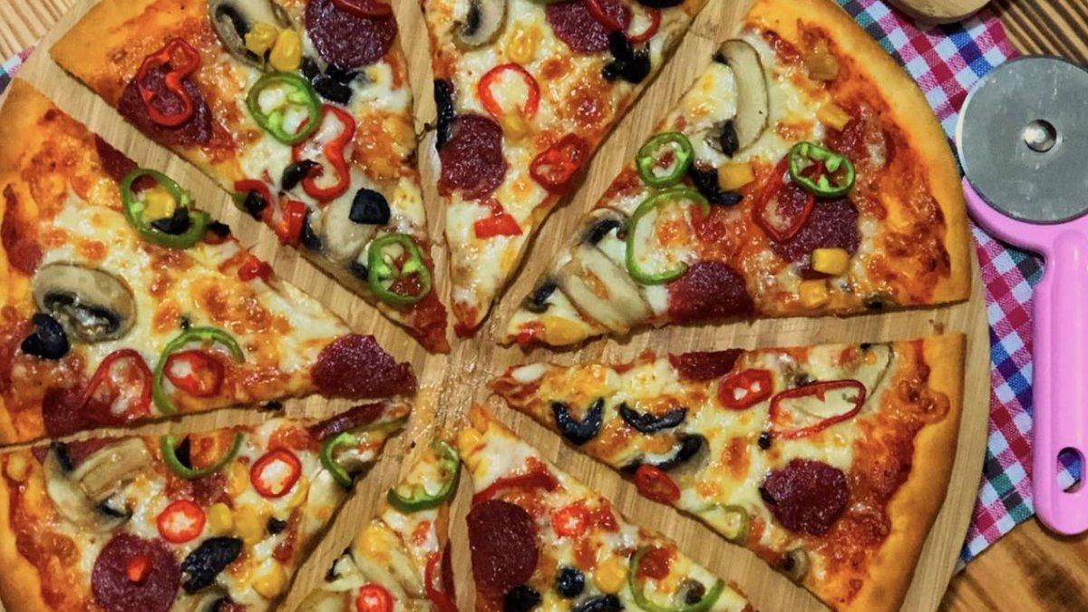 Çocuklarınızla birlikte yapın! Hem yapması hem de yemesi keyifli: İşte pratik pizza tarifi…