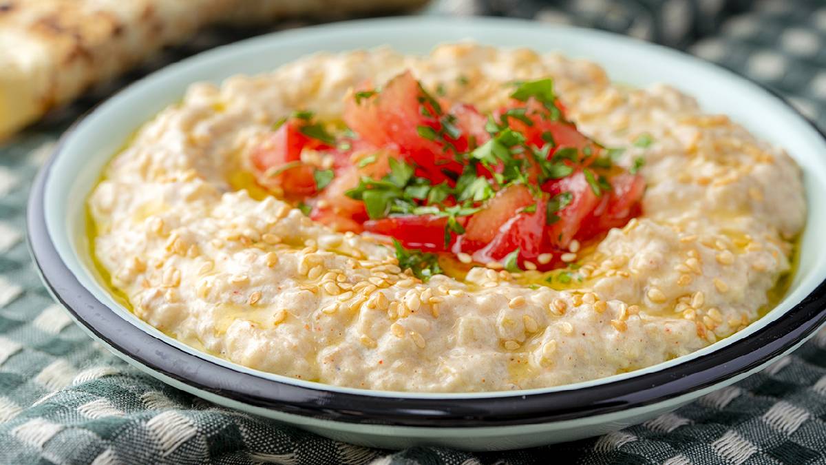 Yazın ferahlığı tabağınıza taşıyın! Ne meze ne salata: İşte enfes mütebbel tarifi…