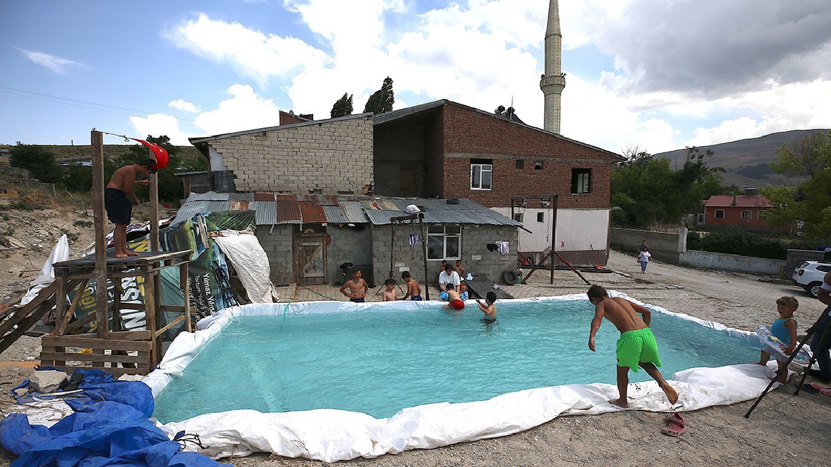 Çocukların hayaline ışık tuttu, tüm köy başına koştu! İmkansızlıklar içinde imkanlı kıldı: Çocuklar her gün koşa koşa geliyor