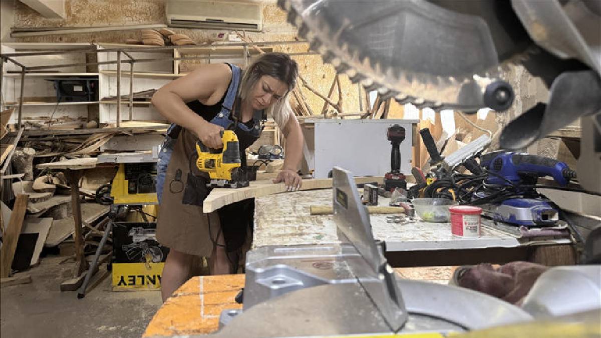 Erkekler ‘Yapamazsın’ dedi, o inat edip tezgaha geçti! Ezberleri bozan üretim: 20 metrekarede sipariş yağıyor