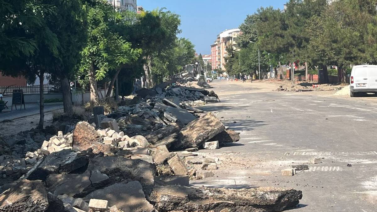 Mehmetçik Caddesi’nde yaya kaldırımı çalışmaları başladı