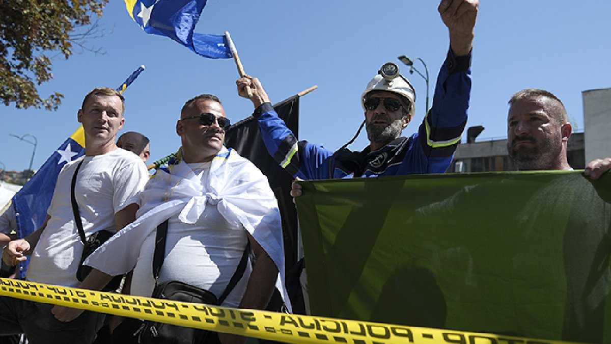 Bosna Hersek’te madenciler sokakta: Düzenli maaş istiyorlar