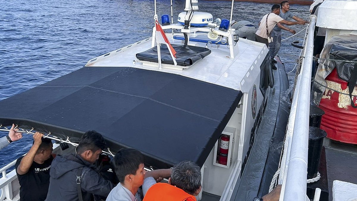 Endonezya: Ekipler, feribot faciasındaki 568 kişiyi kurtardı