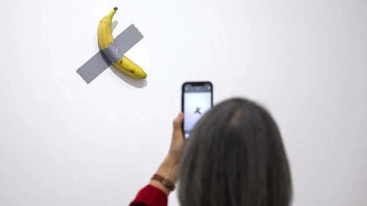 Cattelan’ın “Comedian” eserini yine yediler