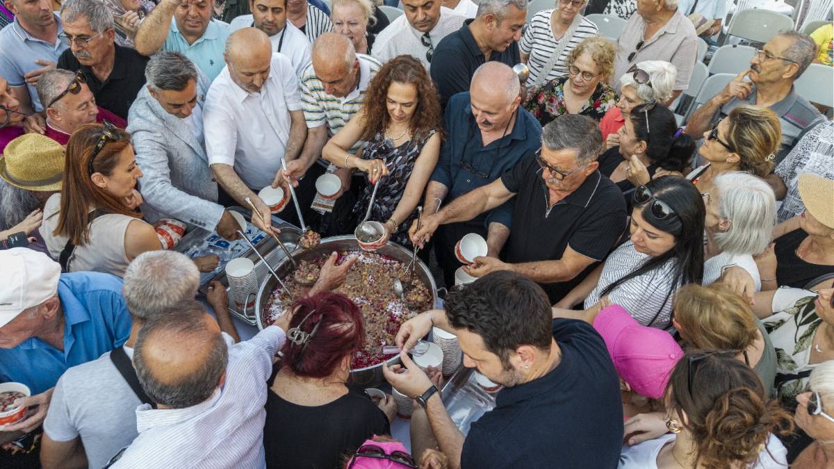 Karşıyaka’da anlamlı buluşma: Aşure kazanı dostluk ve barış için karıldı