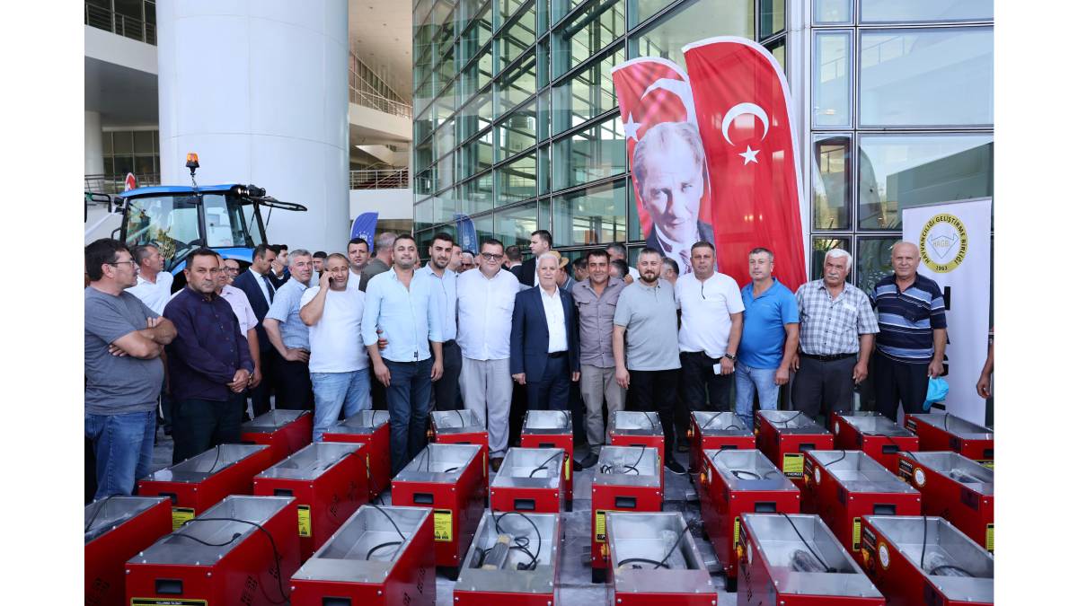 Büyükşehir’den kırsal mahallelere ekipman desteği